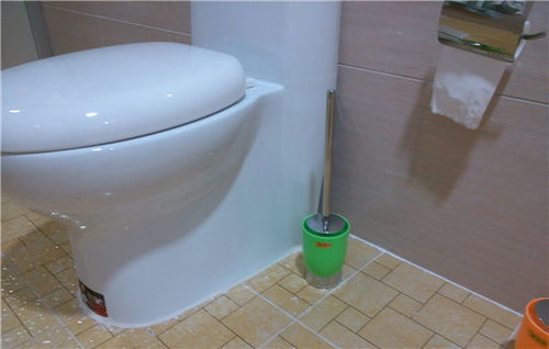 毛巾误冲进马桶的应对方法与预防措施