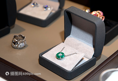 流光溢彩，永恒之美 珠宝首饰的魅力与传承