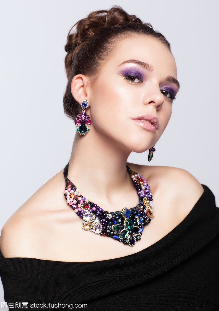 灰调背景下的璀璨 棕发女子与珠宝首饰的优雅邂逅